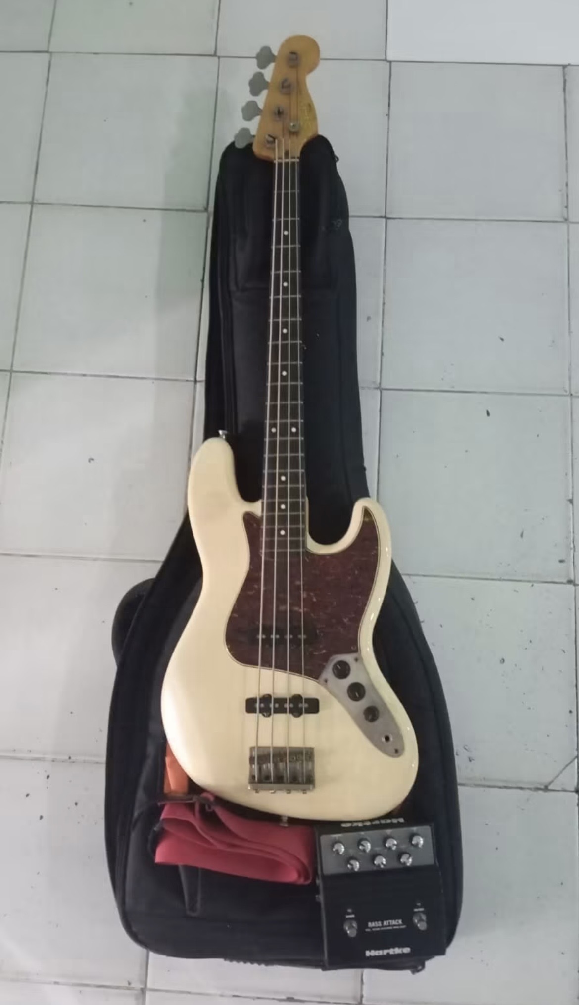 Dijual Squier Jazz Bass Classic Vibe 60s dan Hartke Bass attack